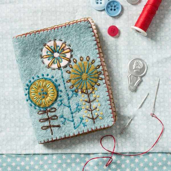 KIT FEUTRINE DIY POCHETTE À AIGUILLES BRODÉE – CORINNE LAPIERRE
