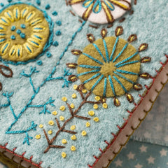 KIT FEUTRINE DIY POCHETTE À AIGUILLES BRODÉE – CORINNE LAPIERRE