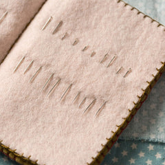 KIT FEUTRINE DIY POCHETTE À AIGUILLES BRODÉE – CORINNE LAPIERRE