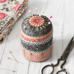KIT FEUTRINE DIY PIQUE-ÉPINGLES BRODÉ – CORINNE LAPIERRE
