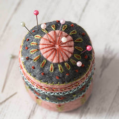 KIT FEUTRINE DIY PIQUE-ÉPINGLES BRODÉ – CORINNE LAPIERRE