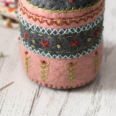 KIT FEUTRINE DIY PIQUE-ÉPINGLES BRODÉ – CORINNE LAPIERRE