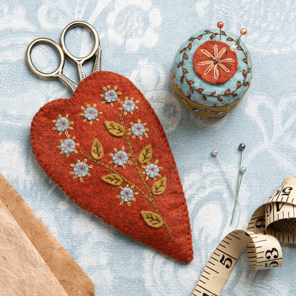 KIT FEUTRINE DIY POCHETTE À CISEAUX BRODÉE ET MINI PIQUE-ÉPINGLES – CORINNE LAPIERRE