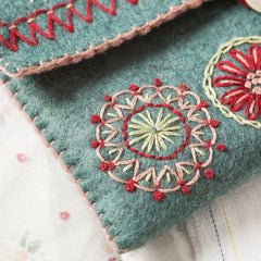 KIT FEUTRINE DIY TROUSSE DE COUTURE BRODÉE – CORINNE LAPIERRE