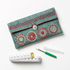 KIT FEUTRINE DIY TROUSSE DE COUTURE BRODÉE – CORINNE LAPIERRE