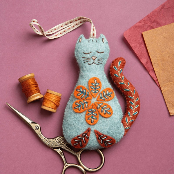 KIT FEUTRINE DIY PETIT CHAT BRODÉ FOLK – CORINNE LAPIERRE