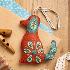 KIT FEUTRINE DIY PETIT CHIEN BRODÉ FOLK – CORINNE LAPIERRE