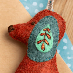 KIT FEUTRINE DIY PETIT CHIEN BRODÉ FOLK – CORINNE LAPIERRE