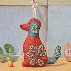 KIT FEUTRINE DIY PETIT CHIEN BRODÉ FOLK – CORINNE LAPIERRE