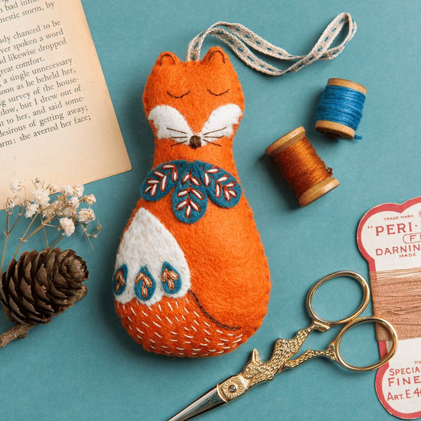 KIT FEUTRINE DIY PETIT RENARD BRODÉ FOLK – CORINNE LAPIERRE