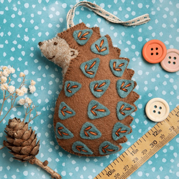 KIT FEUTRINE DIY PETIT HÉRISSON BRODÉ FOLK – CORINNE LAPIERRE