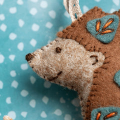 KIT FEUTRINE DIY PETIT HÉRISSON BRODÉ FOLK – CORINNE LAPIERRE