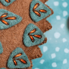 KIT FEUTRINE DIY PETIT HÉRISSON BRODÉ FOLK – CORINNE LAPIERRE