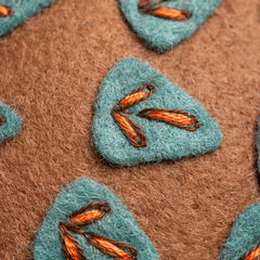 KIT FEUTRINE DIY PETIT HÉRISSON BRODÉ FOLK – CORINNE LAPIERRE
