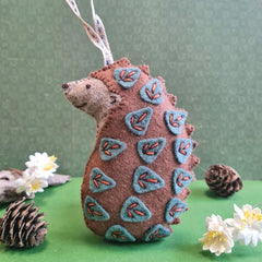 KIT FEUTRINE DIY PETIT HÉRISSON BRODÉ FOLK – CORINNE LAPIERRE