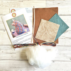 KIT FEUTRINE DIY PETIT HÉRISSON BRODÉ FOLK – CORINNE LAPIERRE