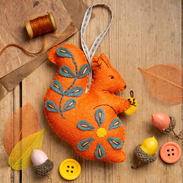 KIT FEUTRINE DIY PETIT ÉCUREUIL BRODÉ FOLK – CORINNE LAPIERRE