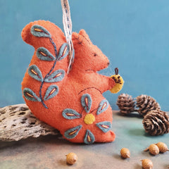 KIT FEUTRINE DIY PETIT ÉCUREUIL BRODÉ FOLK – CORINNE LAPIERRE